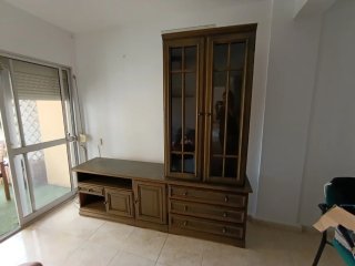 Mueble de salón de madera con vitrina