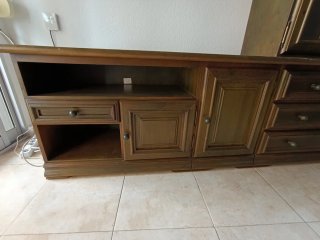 Mueble de salón de madera con vitrina