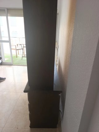 Mueble de salón de madera con vitrina