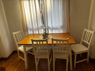 Mesa de comedor de madera y 4 sillas