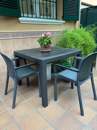 Mesa y 2 sillas de jardín