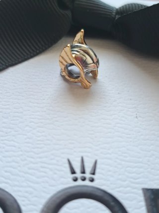 Charm Elmo Argento e Oro marvel