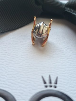 Charm Elmo Argento e Oro marvel