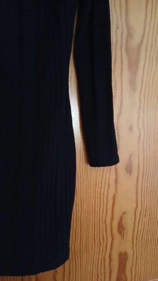 Vestido negro canalé manga larga