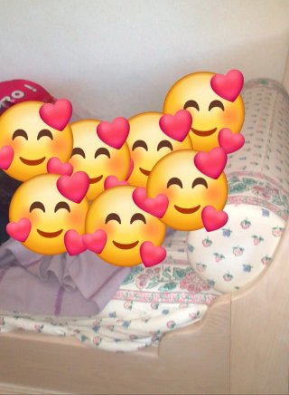 Escritorio con silla y cama de madera rosa