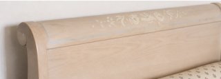 Escritorio con silla y cama de madera rosa