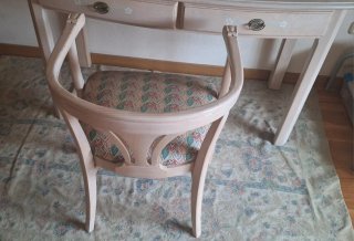 Escritorio con silla y cama de madera rosa