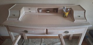 Escritorio con silla y cama de madera rosa