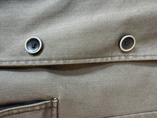 Chaqueta informal hombre corte ancho. caqui