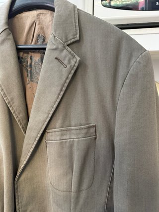 Chaqueta informal hombre corte ancho. caqui