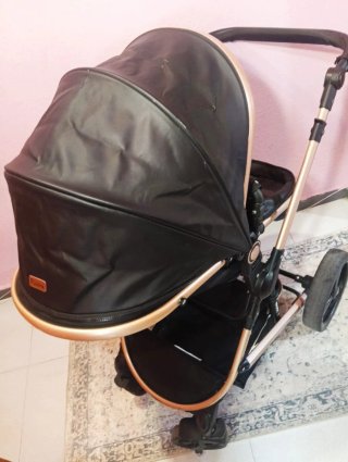 Passeggino per neonati nero e dorato