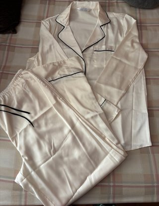 Pijama de satén beige con ribete negro