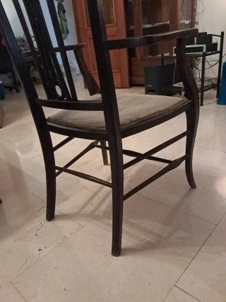 Silla antigua de madera y tela
