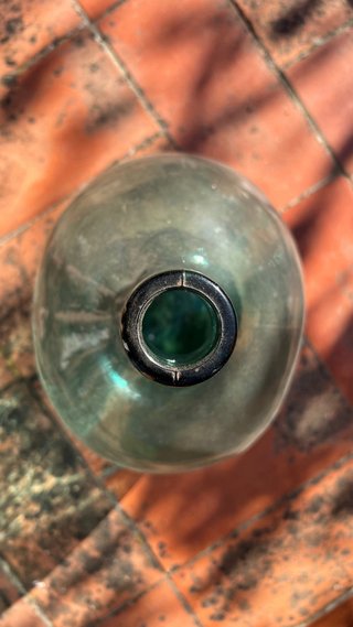 Botella de vidrio grande verde