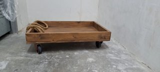 Carro de madera con ruedas y cuerda