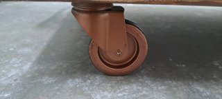 Carro de madera con ruedas y cuerda