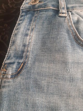 Pantalones vaqueros con perlas