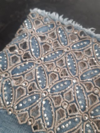Pantalones vaqueros con perlas