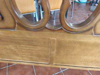 Cabecero de madera estilo clásico.
