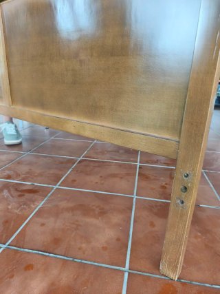 Cabecero de madera estilo clásico.