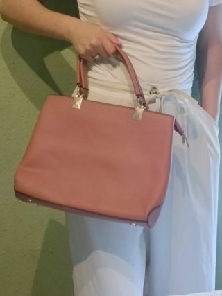 Bolso rosa con detalles dorados