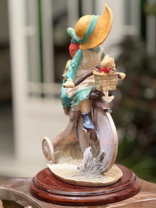Figura de alabastro: Niños en bicicleta