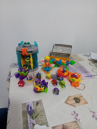 Superthings - Contenedor con figuras