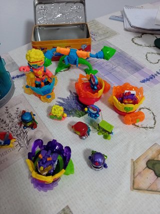 Superthings - Contenedor con figuras