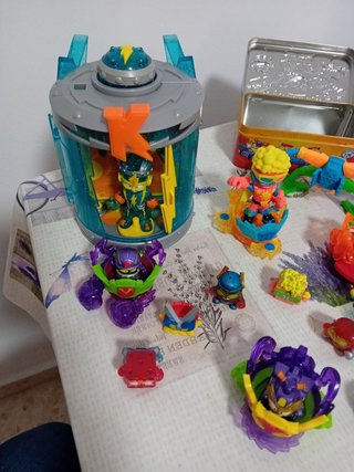 Superthings - Contenedor con figuras