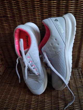 Zapatillas Reebok grises y rosas