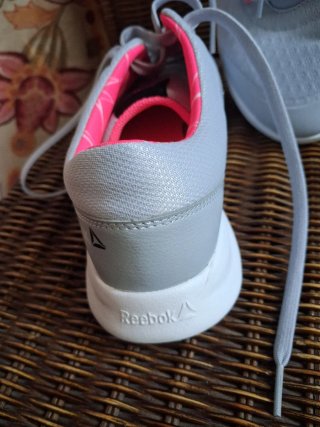 Zapatillas Reebok grises y rosas