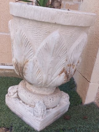 Maceta de piedra decorada