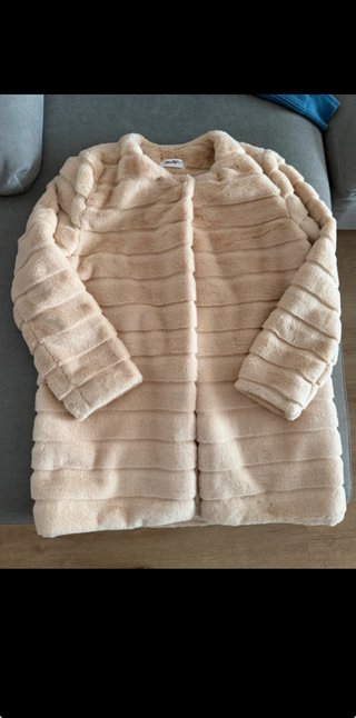 Abrigo pelo rosa beige talla única