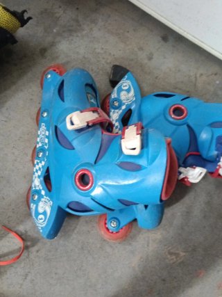 Patines en línea azules para niños