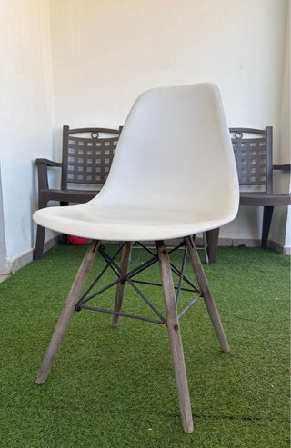 Sillas de plástico y madera
