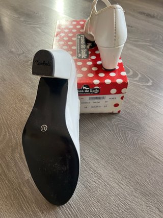 Zapatos de tacón blancos para sevillanas
