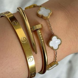 Pulseras doradas y blancas