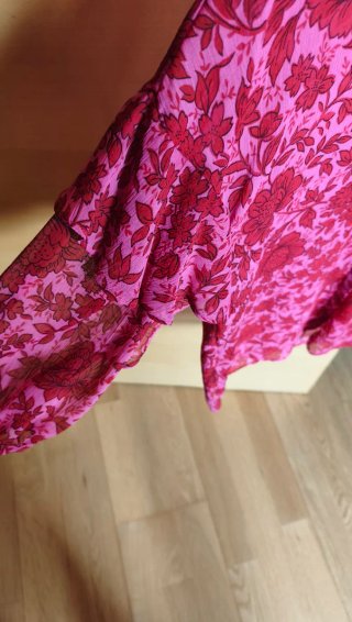 Camisa semitransparente floral rosa y roja