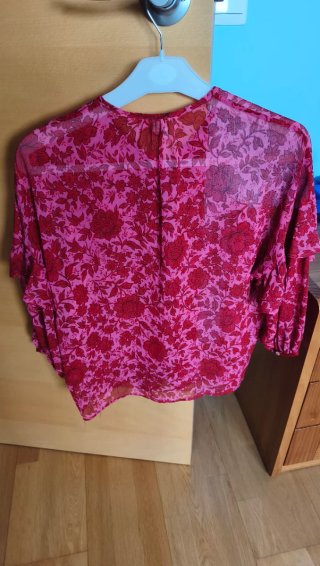 Camisa semitransparente floral rosa y roja