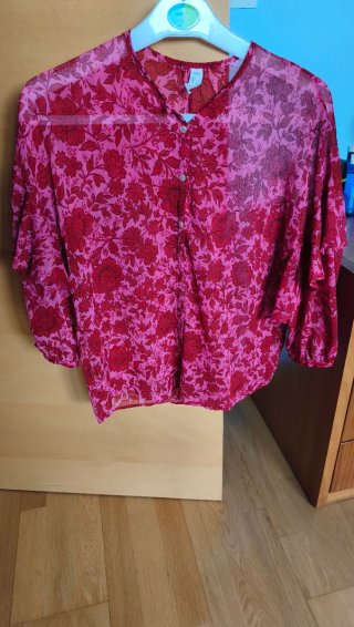 Camisa semitransparente floral rosa y roja