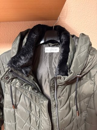 Anorak verde con capucha y pelo