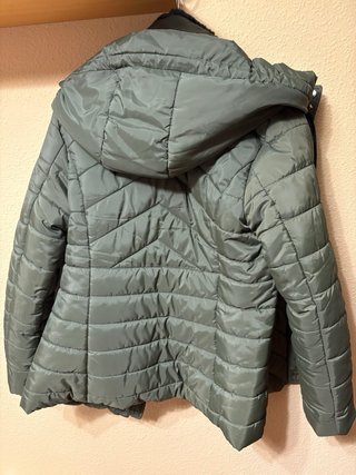Anorak verde con capucha y pelo