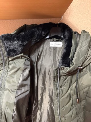 Anorak verde con capucha y pelo