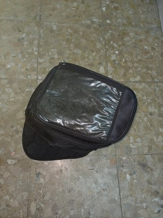 Mochila para depósito de moto con imanes