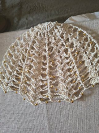 Gorro de crochet com pérolas douradas