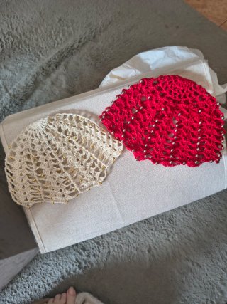 Gorro de crochet com pérolas douradas
