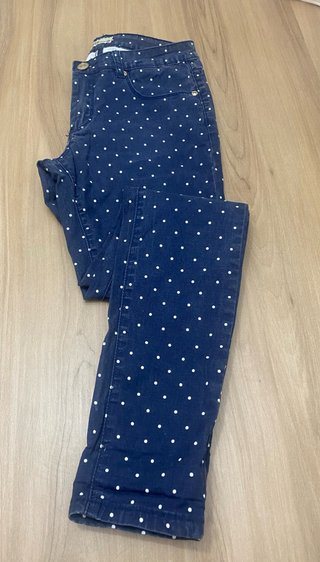 Pantalón vaquero azul con lunares blancos