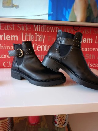 Botines Stradivarius negros tachuelas