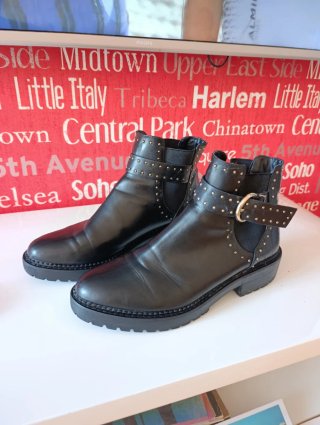 Botines Stradivarius negros tachuelas
