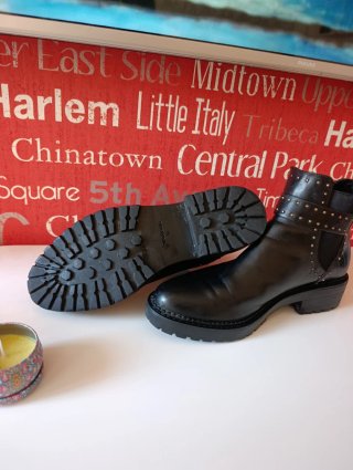 Botines Stradivarius negros tachuelas